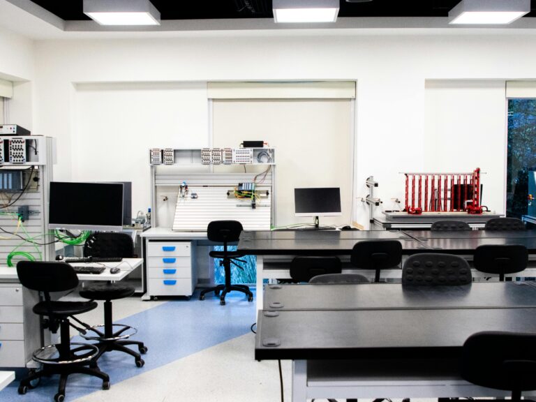 Comparing In-House vs Outsourced Peptide Testing Models